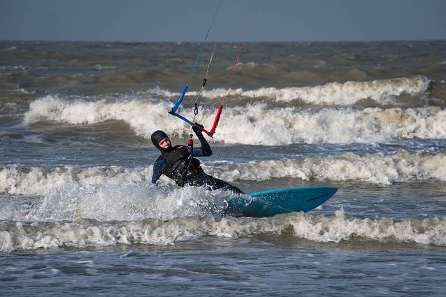 kitesurfing-7004938_640